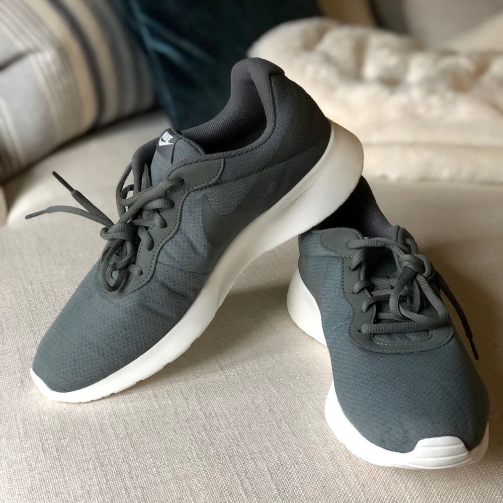 Nike Tanjun Athletic Running Shoes - Picture 2 of 6